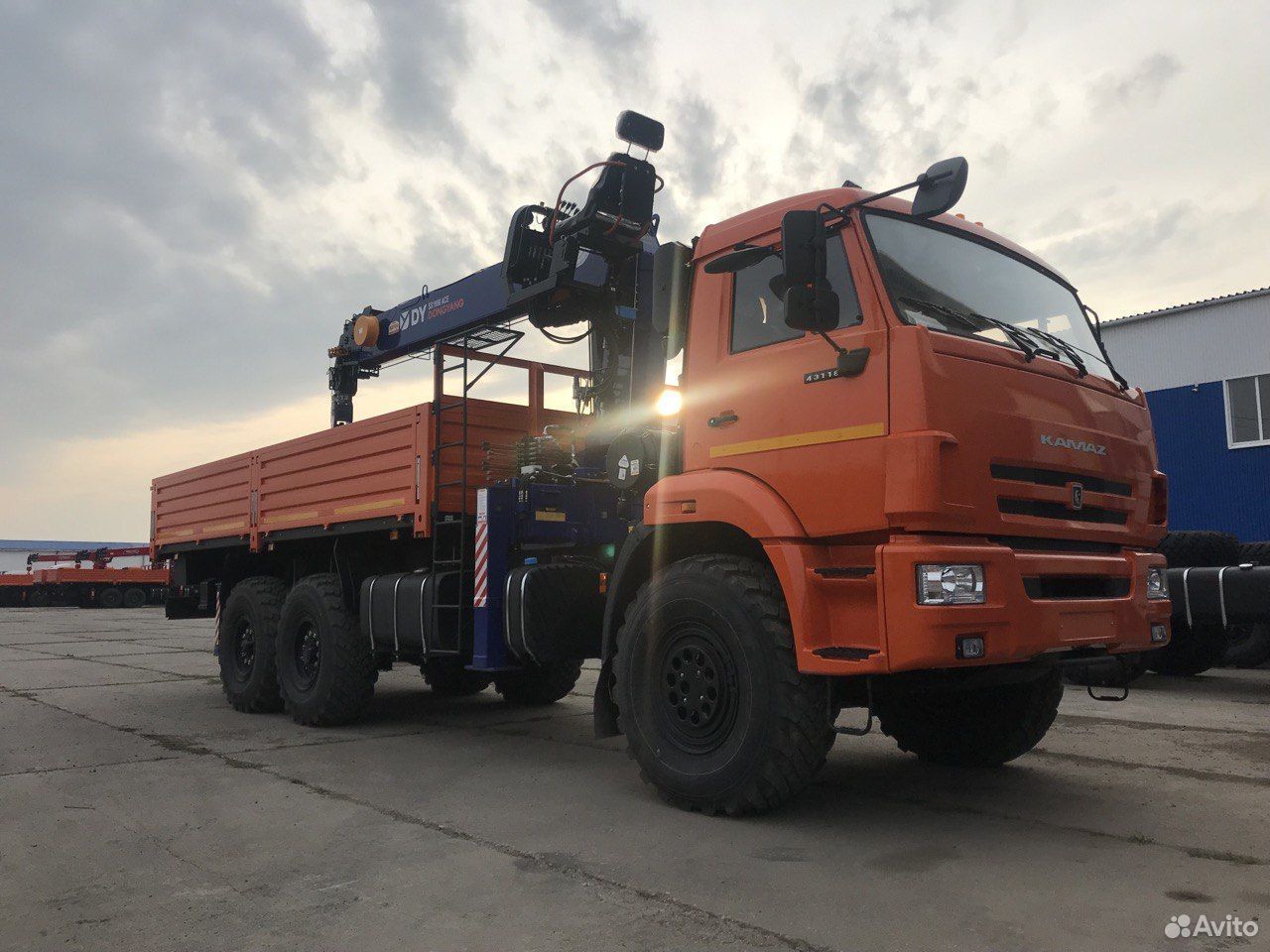 Бортовой автомобиль КАМАЗ 43118 с КМУ DongYang SS1956