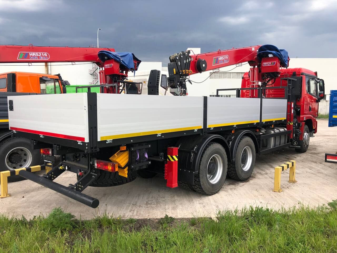 Бортовой автомобиль SHACMAN X3000 6х4 с КМУ Horyong HRS216